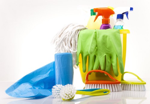 Cleaner using window cleaning equipment in Cr0