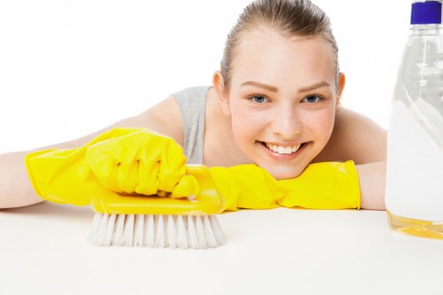 Office cleaning by a local cleaning company in Cr0